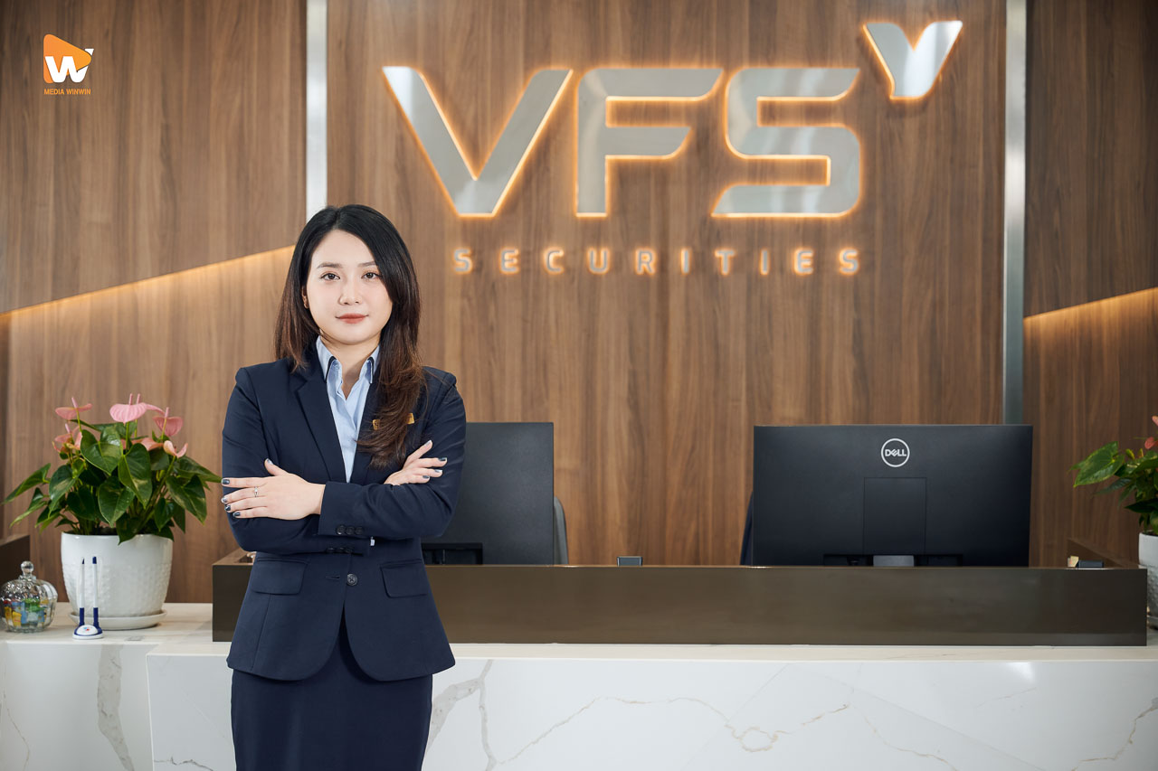 Chân dung nữ nhân sự VFS Securities tại quầy giao dịch, chụp ảnh profile doanh nghiệp